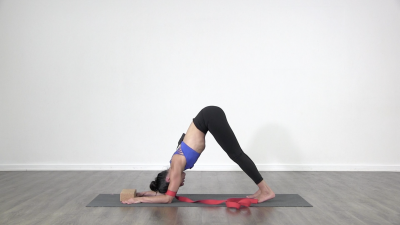 Lizette is practising yoga on a green yoga mat