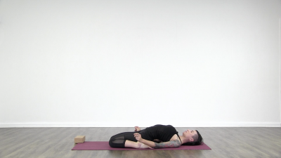screenshot from online yoga class with yoga teacher Lauren Matters at Yogateket yoga studio in Uppsala Sweden