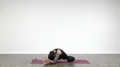 screenshot from online yoga class with yoga teacher Lauren Matters at Yogateket yoga studio in Uppsala Sweden