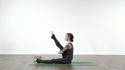 screenshot from online yoga class with yoga teacher Lauren Matters at Yogateket yoga studio in Uppsala Sweden