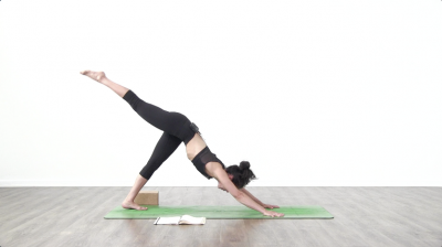 Lizette pompa is practising yoga on a green yoga mat