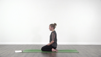 Linnea is practising yoga on a green yoga mat